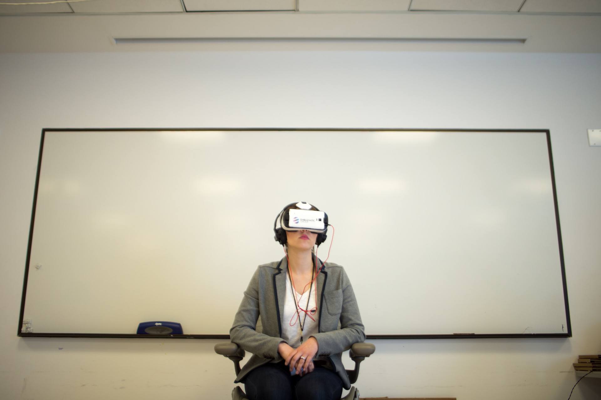 for and against essay virtual reality
