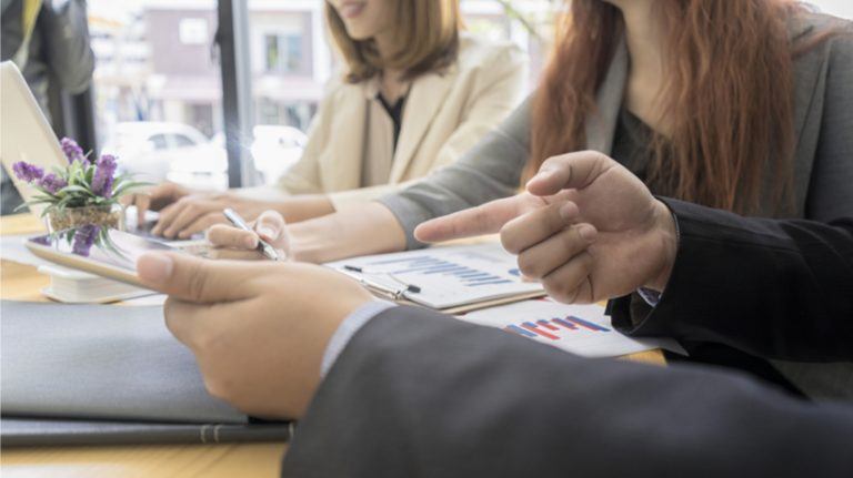 LMS Buying Guide For SMBs: The 9 Most Critical LMS Features