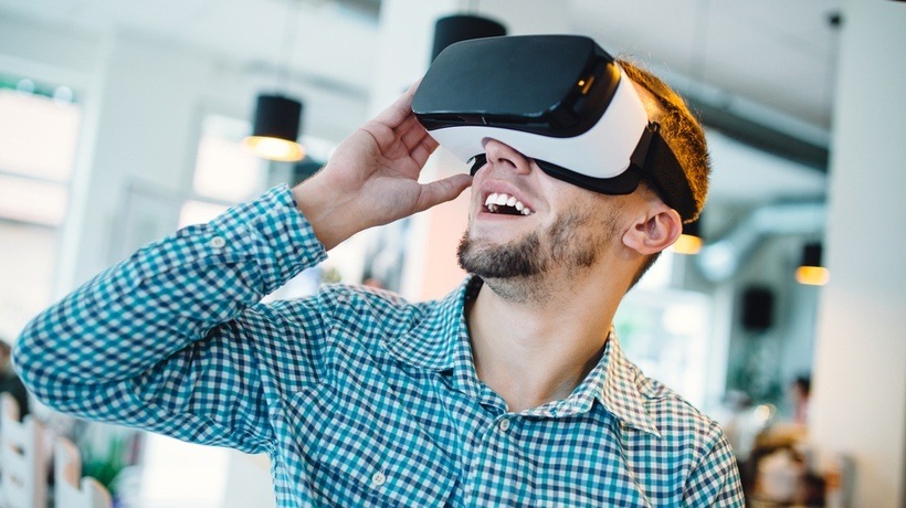 8 Innovative Ways To Use AR/VR Technologies In Online Training