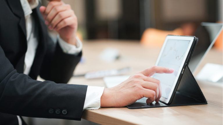 How A Training Tracking Software Can Boost Your Onboarding Training ROI