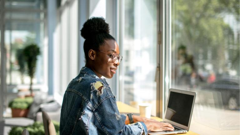 7 Reasons To Opt For Blended Learning Software Over Full-Fledged Online Training