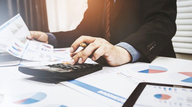 Are tight budgets making your life hard? Read on to discover 6 tips to reduce eLearning costs without compromising their quality.