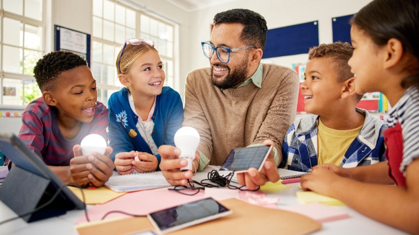 Porquê a aprendizagem STEM no ensino fundamental e médio está resolvendo desafios globais