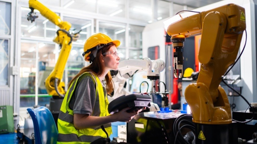 Top LMS Features To Enhance Workforce Training In Manufacturing: A Complete Guide