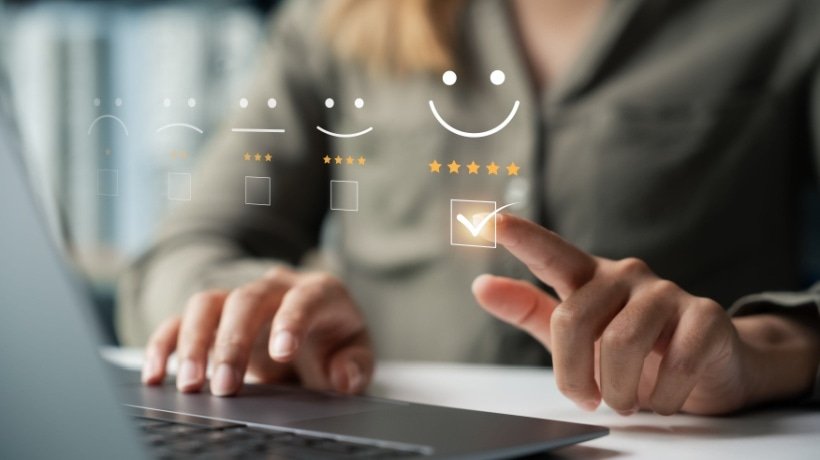 الاستفادة من ملاحظات الموظفين  
تحويل البيانات إلى إجراءات عملية