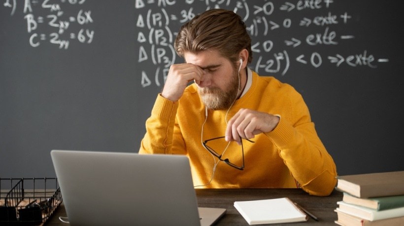 التكاليف الخفية لوفرة الأدوات الرقمية في المدارس