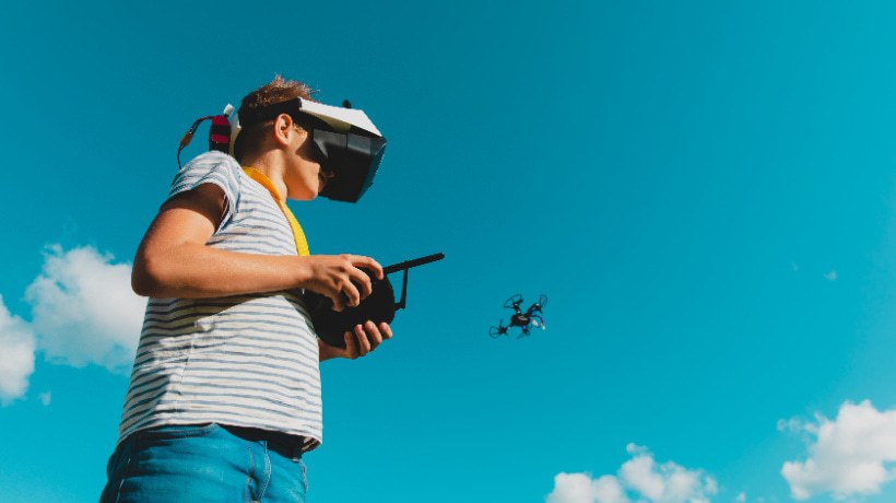 من الفصول الدراسية إلى سحابة التعلم: الطائرات المسيرة في عصر التعليم الرقمي