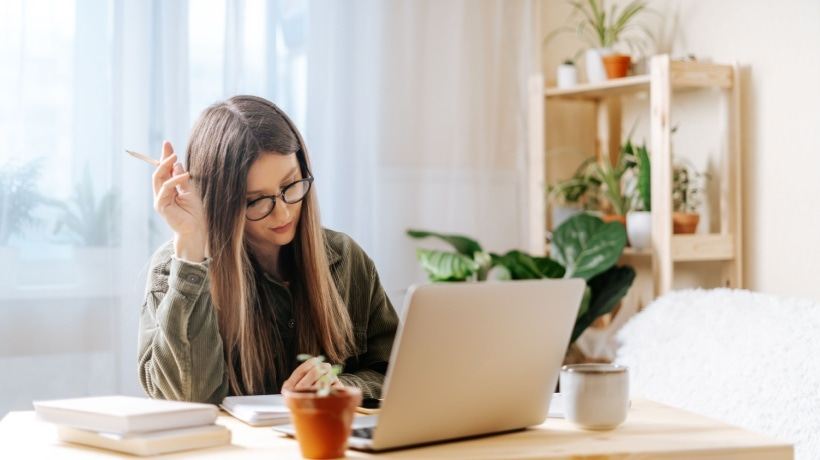 التَّعاطُف في بيئات التَّعلُّم عن بُعد
دليلٌ تَطْبِيقِيّ