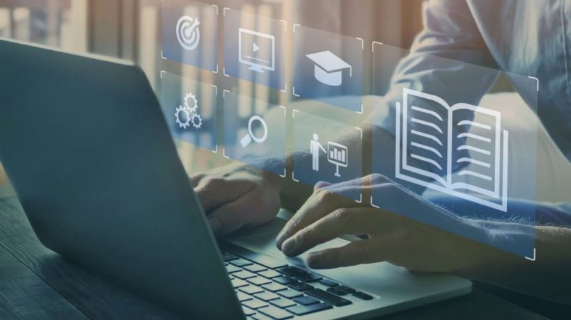 حلول التعلّم الإلكتروني المخصّصة لتعزيز أداء الموظفين