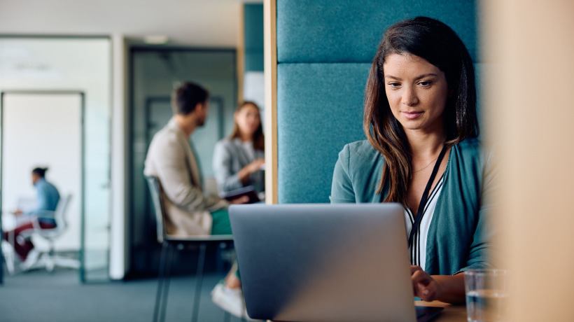 الحفاظ على البعد الإنساني  
في برامج تدريب الشركات المدعومة بالذكاء الاصطناعي