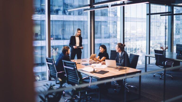 How Blended Learning With AI Supports Upskilling And Reskilling In The Workplace