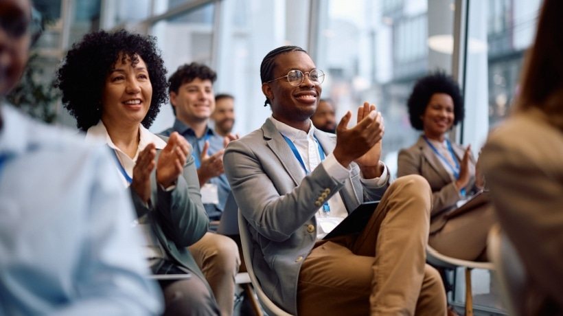 «مشاركة الموظفين: الإيجابيات والسلبيات»