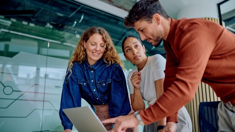 تدريب الموظفين على مهارات متعددة
لماذا هو ضروري وكيفية تنفيذه بفعالية