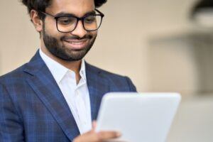 The New Rules Of Sales Enablement For The AI-Powered Deskless Workforce