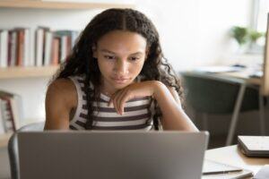 When Everything Looks Important, Learners Remember Less